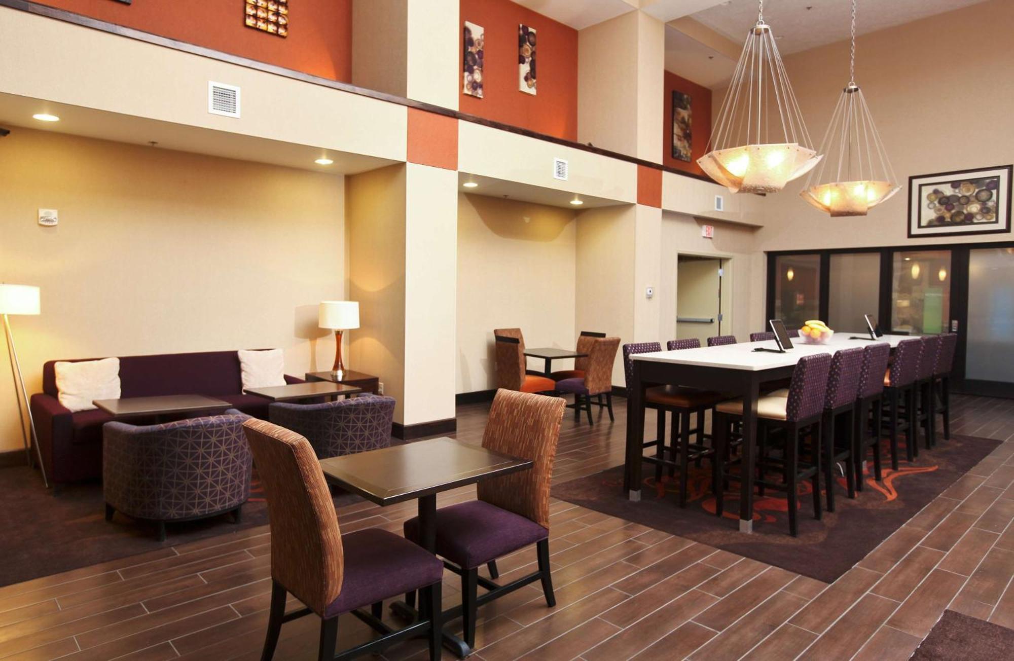 Hampton Inn & Suites Fargo Medical Center Exterior photo